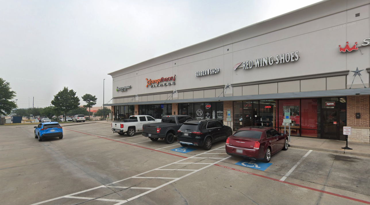 West Davis Shopping Center parking and location